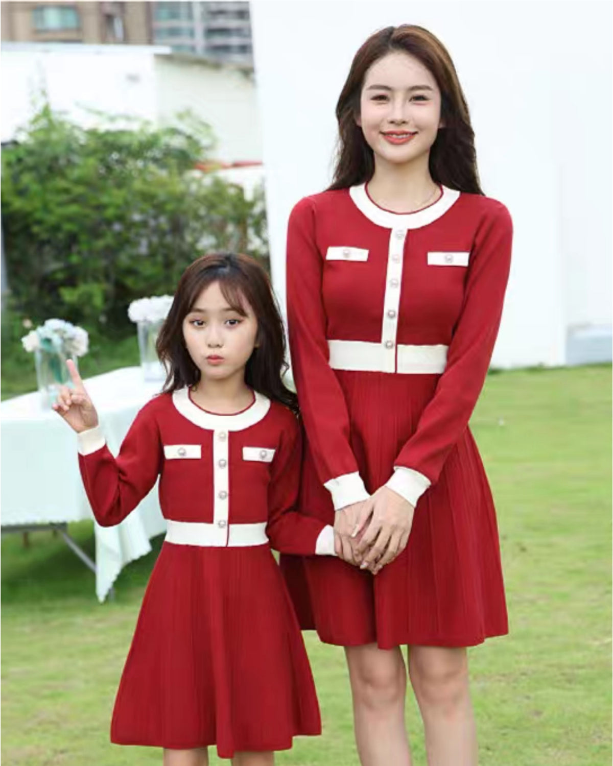 深紅で揃えるリンクニットワンピース