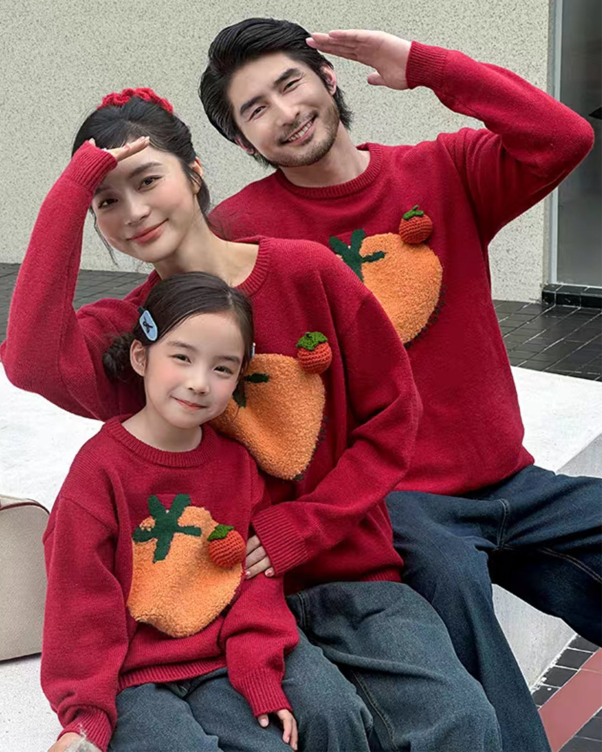 オレンジ刺繍のふっくらニット