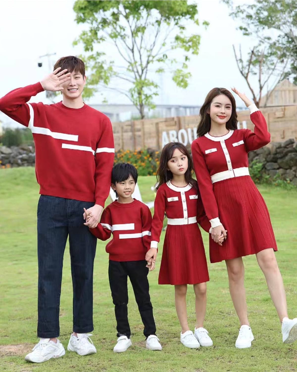 深紅で揃えるファミリーリンクニット